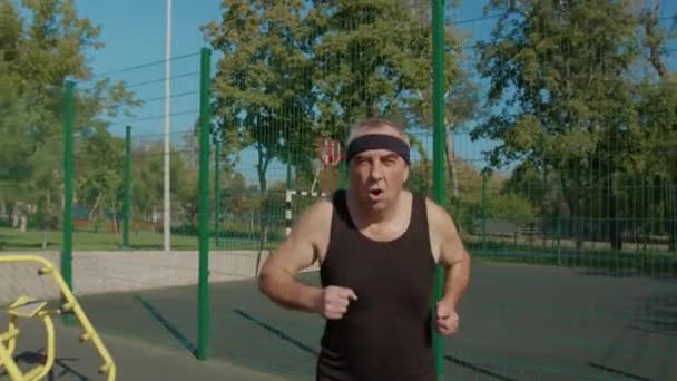 Uomo anziano che fa esercizio. Uomo anziano che corre al parco. salute stile di vita ed esercizio Concetto. — Video Stock