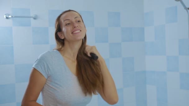 Проблеми з волоссям. Випадання волосся на гребінці дівчини . — стокове відео