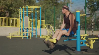 Aktif kıdemli, yaşlı, beyaz bir adam spor alanında fiziksel egzersiz yapıyor. Fitness eğlencesi. Yaşlılıkta sağlıklı yaşam tarzı.