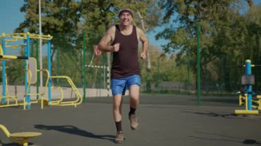 Egzersiz yapan yaşlı bir adam. Park 'ta son sınıf öğrencisi koşuyor. sağlık yaşam tarzı ve egzersiz kavramı.