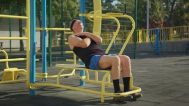 Aktif kıdemli, yaşlı, beyaz bir adam spor alanında fiziksel egzersiz yapıyor. Fitness eğlencesi. Yaşlılıkta sağlıklı yaşam tarzı.