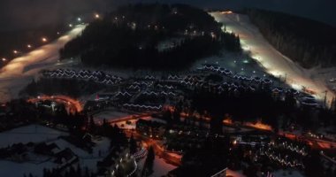 Gece aydınlatması şehir merkezi kare dağ popüler kayak merkezi. Karanlık kanyon turist köyündeki modern evin ayrıntıları..