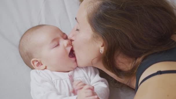 Nahaufnahme einer jungen Mutter, die morgens mit ihrem Neugeborenen in einem Kinderzimmer spielt. Konzept von Kindern, Baby, Elternschaft, Kindheit, Leben, Mutterschaft, Mutterschaft. — Stockvideo