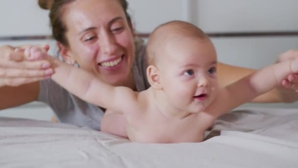 แม่ทําแบบฝึกหัดกับเด็ก ดูแลและดูแลทารกแรกเกิด . — วีดีโอสต็อก
