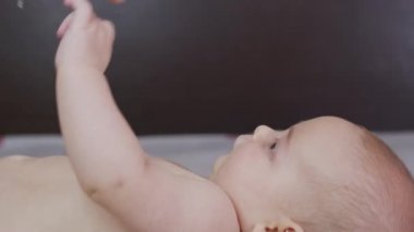 - Yakın çekim. Anne, bebeğini nazikçe öpüyor ve yeni doğmuş çocuğuyla olan bağını paylaşan bebeğine neşe içinde bakıyor. Sağlıklı çocuk bakımı.