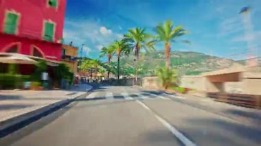 Güney Fransa 'nın güzel caddelerinde çok hızlı araba sürüyorum..