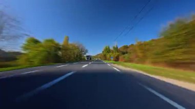 Fransa 'nın güzel caddelerinde ve yerlerinde çok hızlı araba sürüyorum..