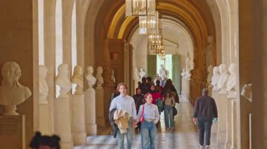 Versailles, Fransa 29.06.2025: Versailles Sarayı, heykelleri olan salon.