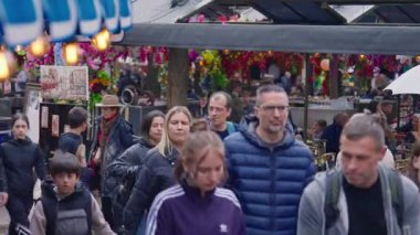 Fransa, Paris, 24.06.2025: Paris Montmartre 'nin en popüler tarihi bölgesi ve bahar aylarında dünyanın dört bir yanından gelen turistler.
