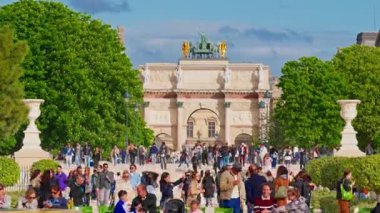 Fransa, Paris 10.06.2025: Paris 'teki Tuileries bahçesinde yaya trafik insanları.
