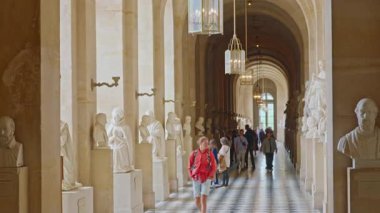 Versailles, Fransa 29.06.2025: Versailles Sarayı, heykelleri olan salon.