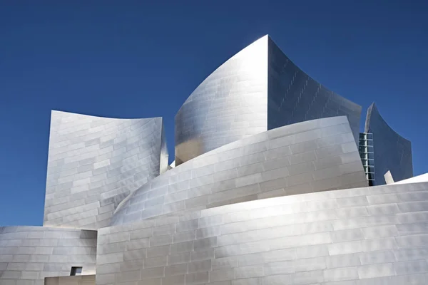 ロサンゼルス アメリカ合衆国 2018 フランク ゲーリーによって設計された ロサンゼルスのウォルト ディズニー フィル コンサート ホールの外装の金属パネルが明るい日光の下で光る — ストック写真