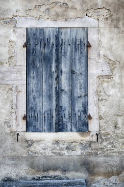 Bir eski yıpranmış mavi boya ile bir şaraphane Gevrey-Chambertin Fransa Bordo bölgesinin içinde eski giriş kapısıdır.