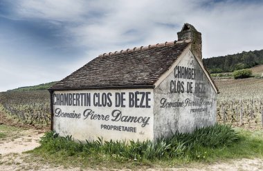 Gevrey-Chambertin, Fransa-22 Nisan 2018: A küçük çiftlik bina oturur Bordo grand cru bağ yakınındaki şehir Gevrey-Chambertin Cote de Nuits bölgedeki Clos de Beze, ortasında.
