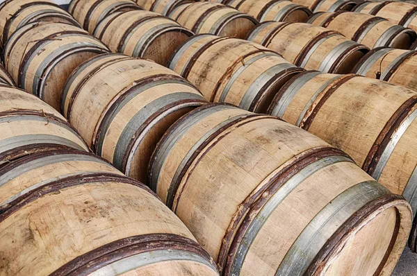 多くの木製の樽はフランスのシャブリの町の近くのワイナリーでワインを待っています — ストック写真
