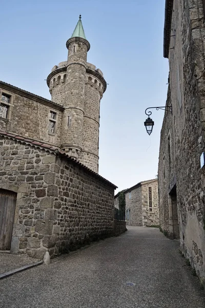 在法国 Perussion 一条狭窄的街道引领着穿过地标性城堡 Virieu 的外表 — 图库照片