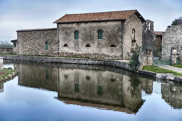 Chateau Virieu Antico Castello Pietra Con Forti Riflessi Piccolo Stagno — Foto Stock