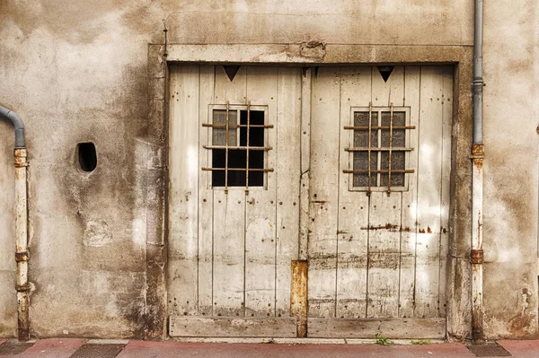 Μια Πόρτα Γκαράζ Ξύλο Είναι Μια Καθημερινή Αρχιτεκτονικό Χαρακτηριστικό Γνώρισμα — Φωτογραφία Αρχείου
