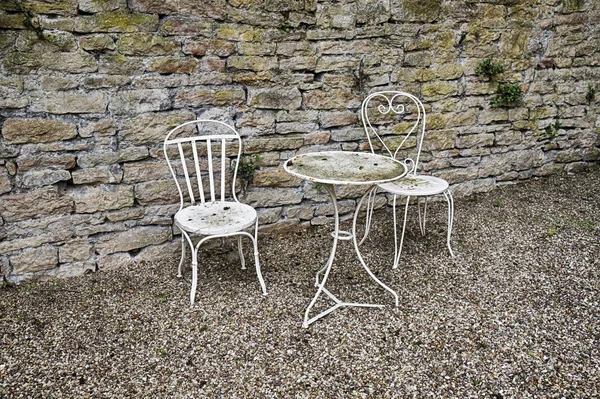 法国勃艮第镇的一个小花园里 一张白色的桌子和两把椅子形成了一个很安静的区域 — 图库照片