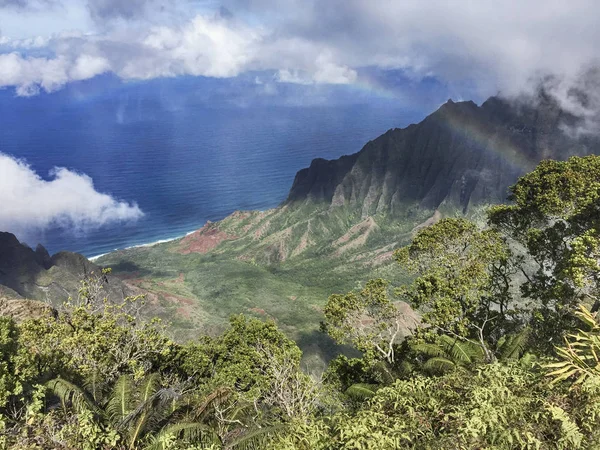 夏威夷考艾岛卡拉劳山谷风景区景观研究这是在崎岖的 Napali 海岸的标志性观点之一 — 图库照片