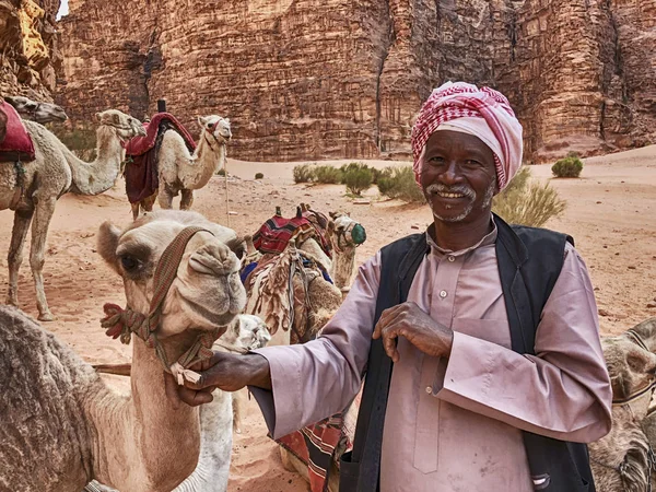 Wadi Rum Jordan Juni 2016 Ein Lächelnder Beduinen Kamelhirte Hält — Stockfoto