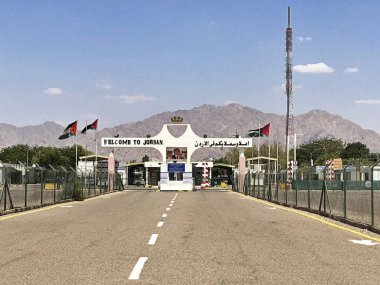 Eilat içinde Isarel ve Akabe Ürdün arasındaki sınır kapısı bir 200 metre no-man'ın arazi üzerine bir yürüyüş tarafından ayrılır.