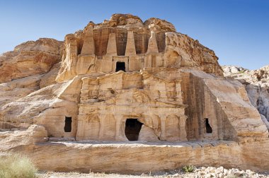 Triclinium önünde dikili taş mezar Petra Ürdün nekropol için girişine yakın inşa.