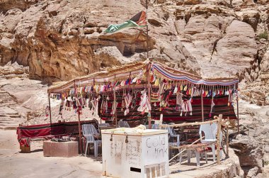 Küçük bir çadır bir soğutucu gölge sağlar ve bir küçük kafe ve Petra manastırda uzun tırmanmaya üzerinde ihtiyaç molası gibi davranır.