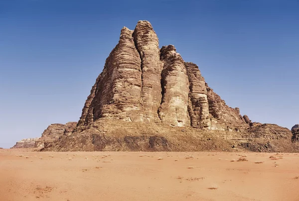 七根柱子的山是约旦河边朗姆酒沙漠山谷的地标性岩石形成 — 图库照片