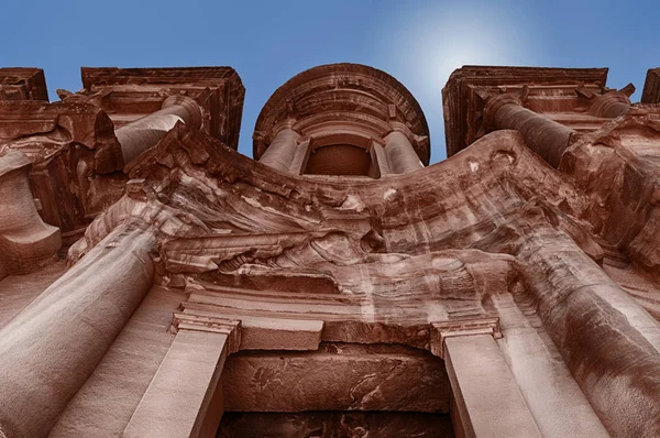 Parado Bajo Monasterio Petra Mirando Hacia Cielo Puede Ver Increíble —  Fotos de Stock