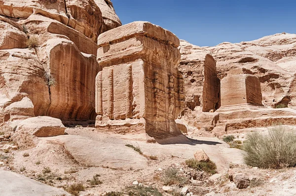 神ブロックやジン ブロックは ヨルダンのペトラの入り口の後を見て最初の石の彫刻の一部 — ストック写真