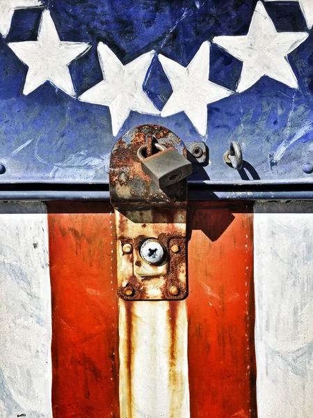 星星和条纹装饰在圣胡安岛美国军团邮报外的一个上锁的信箱 — 图库照片