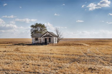 Terk edilmiş bir evde bir sonsuz buğday alan Doğu Washington ortasında tek başına duruyor.