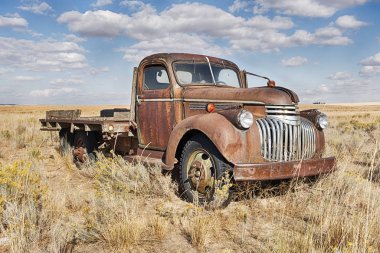 Eski bir çiftlik kamyona yavaş yavaş Doğu Washington boş bir alana adaçayı fırça ortasında paslanma.