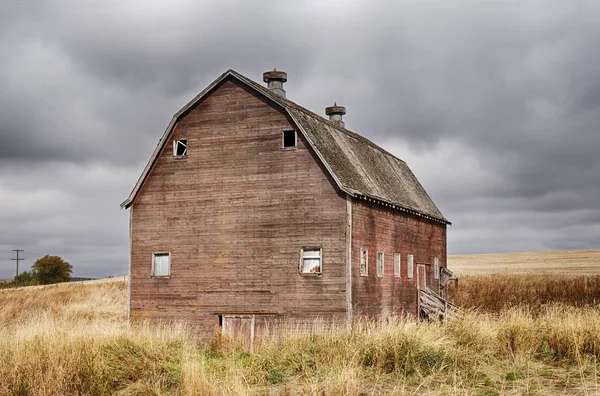在华盛顿 Oakesdale 附近的帕卢斯农村 一个古老的红色谷仓矗立在田野旁 — 图库照片