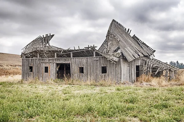 华盛顿 Oakesdale 镇附近一个农场的一个老谷仓的屋顶倒塌 — 图库照片