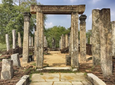Taş sütunlar parçası olan bir eski bir bina kalıntıları bulunan Sri Lanka Polonnaruwa ancent şehir Vatadage yakın