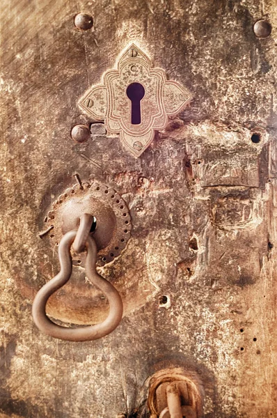 Μια Σιδερένια Πόρτα Ρόπτρο Και Κλειδαρότρυπα Κοσμούν Κακοποιημένες Ξύλινη Πόρτα — Φωτογραφία Αρχείου
