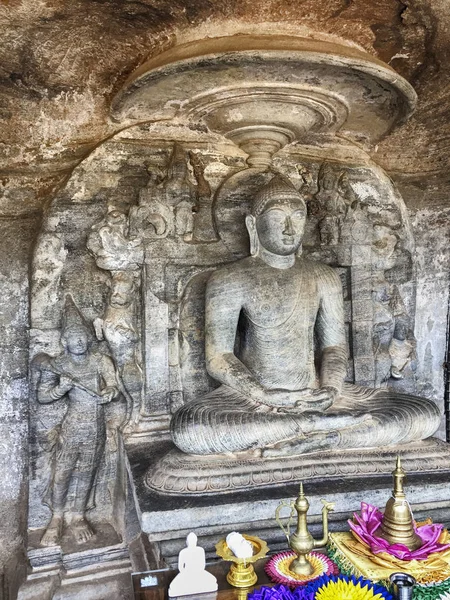 Egy Buddha Szobor Egy Kőből Faragott Szikla Egy Lotus Pózol — Stock Fotó