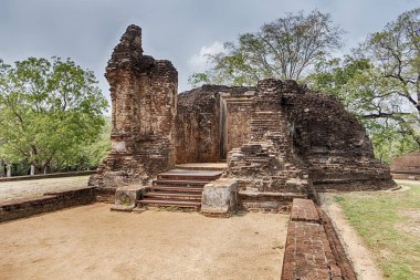 Antik şehir Polonnaruwa Sri Lanka Potgul Vihara manastır alanında eski bir taş tapınak kalıntıları.