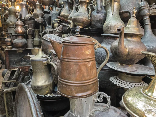 在以色列耶路撒冷老城市场的一家商店里出售的金属水壶创造了一个有趣的背景 — 图库照片