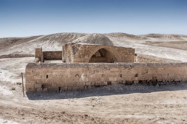 Taştan yapılmış bir çevreleyen duvar ile bir mezar içinde Negev Çölü İsrail ortasında duruyor.