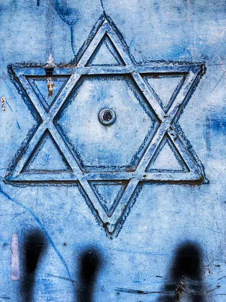 ダビデの 面星はイスラエルのエルサレムにガレージのドアの装飾的な要素 — ストック写真