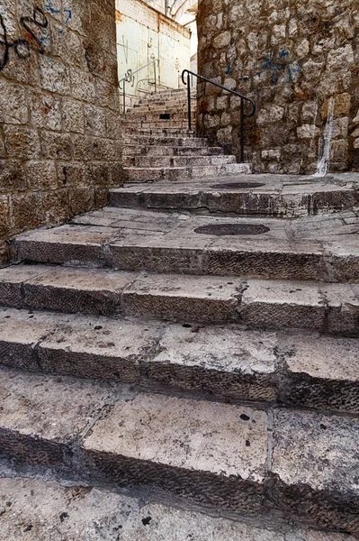 在以色列耶路撒冷老城阿拉伯区的建筑物之间 一条又一步的台阶上爬上了一座小山 — 图库照片