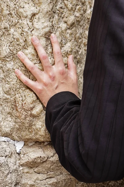 Una Mano Toca Muro Los Lamentos Kotel Durante Una Oración — Foto de Stock