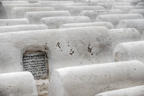 摩洛哥费斯 2018年10月19日 摩洛哥费斯的犹太人墓地里挤满了白色的坟墓 — 图库照片