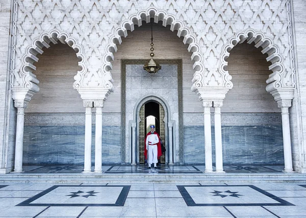 Rabat, Fas - 21 Ekim 2018: Rabat, Fas, Mohammad V mezar için bir giriş hazırolda tören Tekdüzen standları Kraliyet muhafızı üyesi.