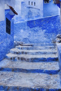 Mavi City of: Chefchaouen Fas, eski şehir Medine büyük parçalar bir parlak mavi boya ile boyanır.