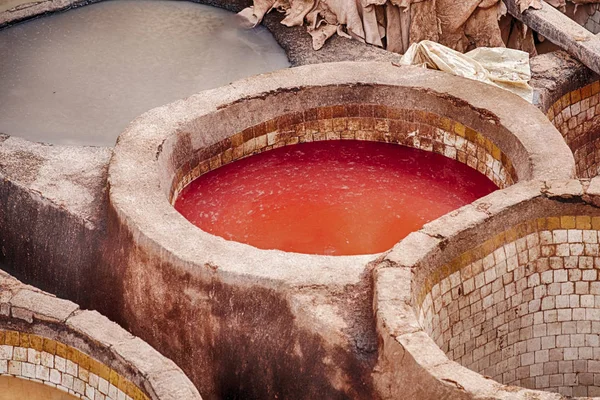 摩洛哥的 Fes 的户外皮革制革厂里有几百个染料坑 其中包括一些带有鲜红色染料的染料 — 图库照片