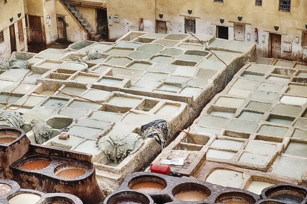 Die Outdoor Ledergerberei Fes Marokko Besteht Aus Verschiedenen Gruben Die — Stockfoto